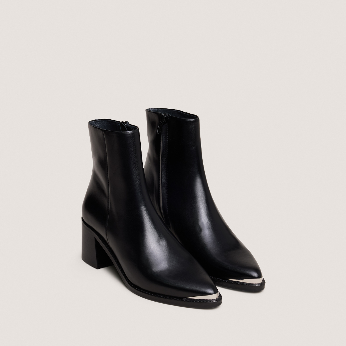 Bottines à talon et embout doré