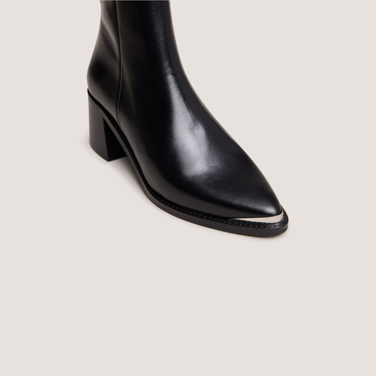 Bottines à talon et embout doré – Image 3