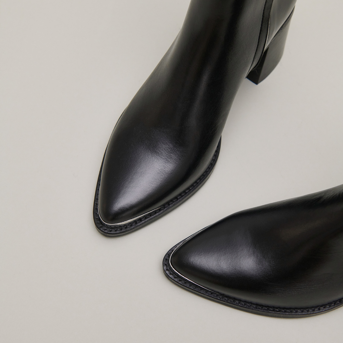 Bottines à talon et embout doré – Image 5
