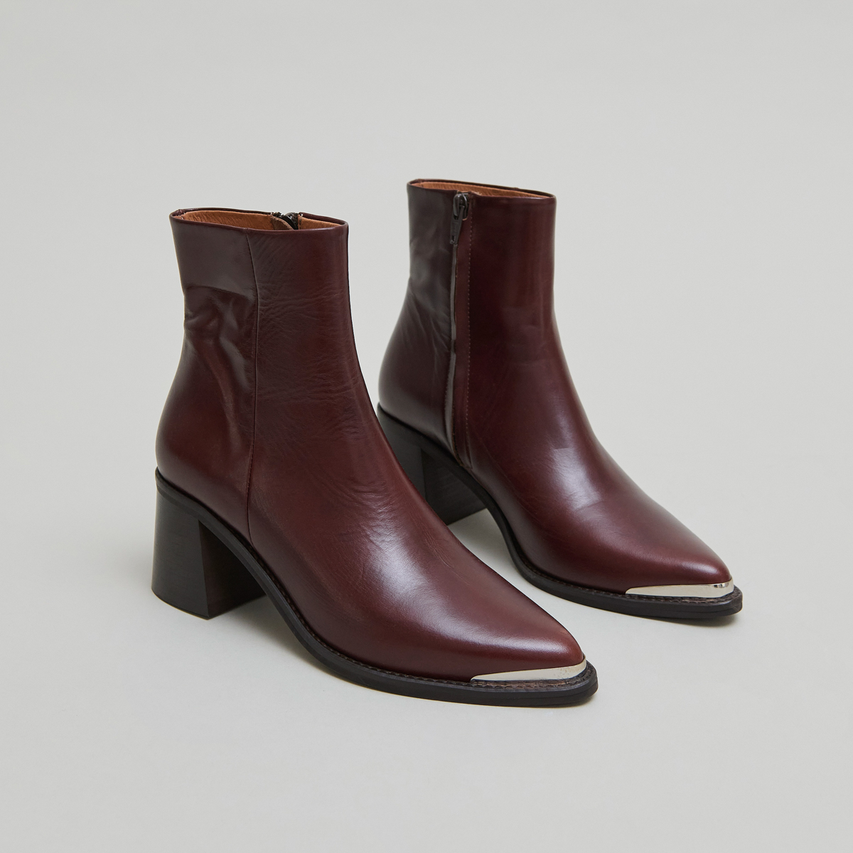 Bottines à talon et embout doré