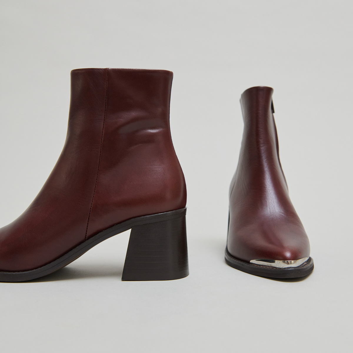 Bottines à talon et embout doré – Image 5