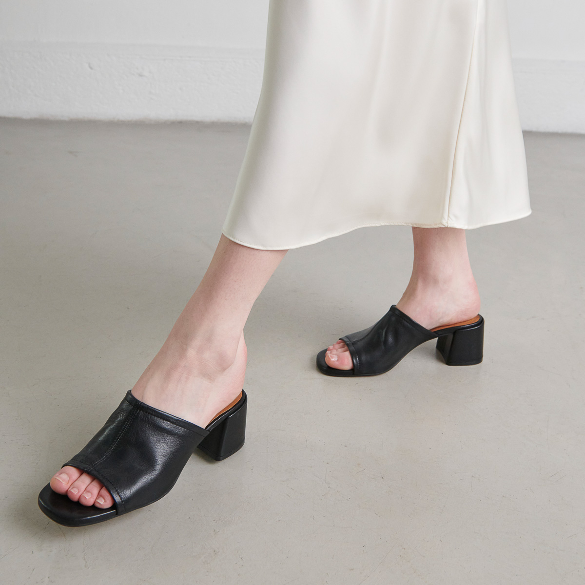 Mules à talons et bouts ouverts – Image 3