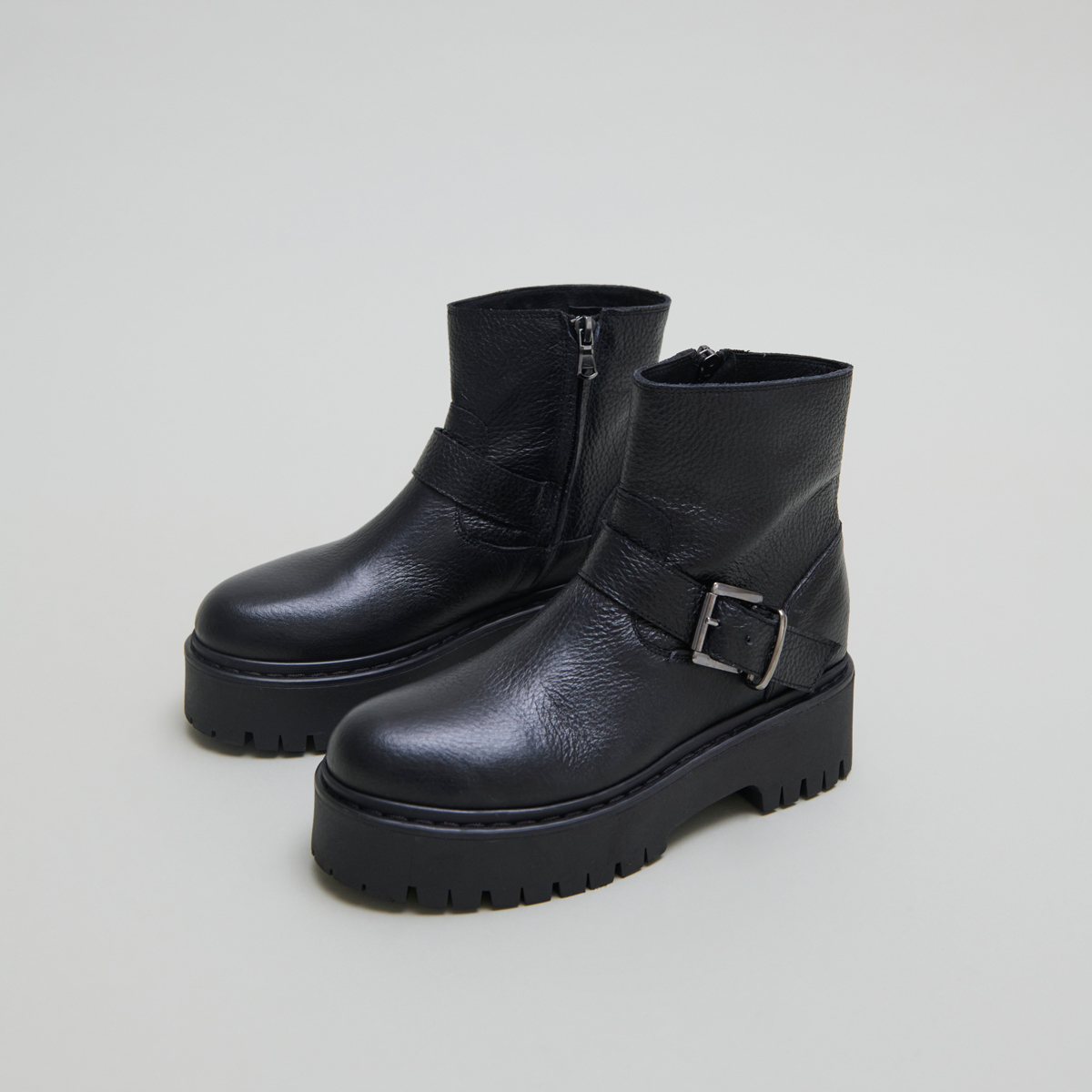 Boots à semelles crantées et boucles