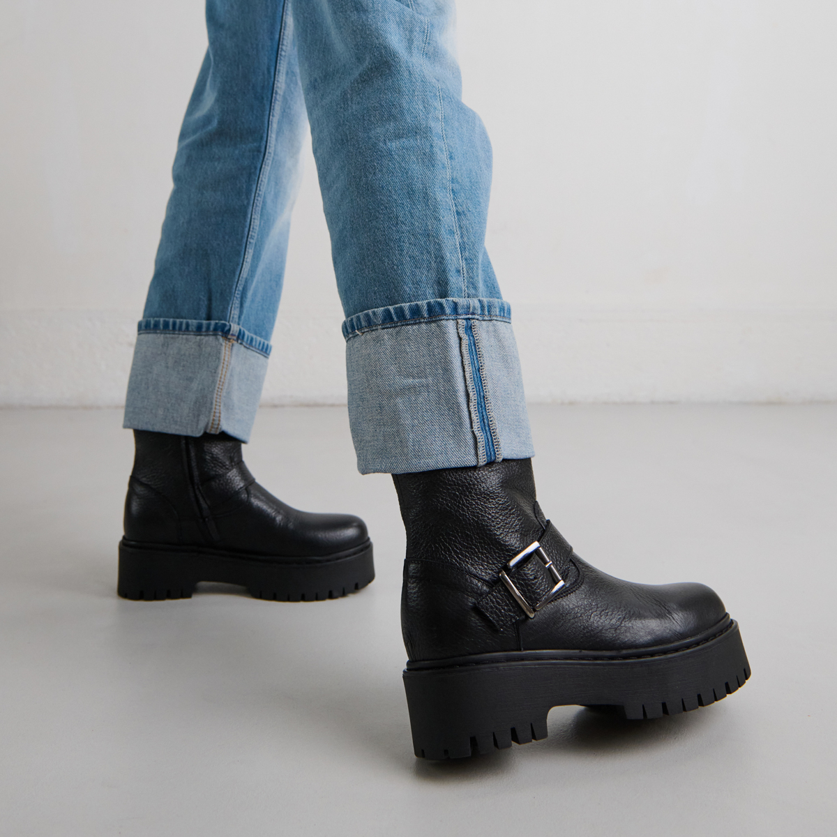 Boots à semelles crantées et boucles – Image 3