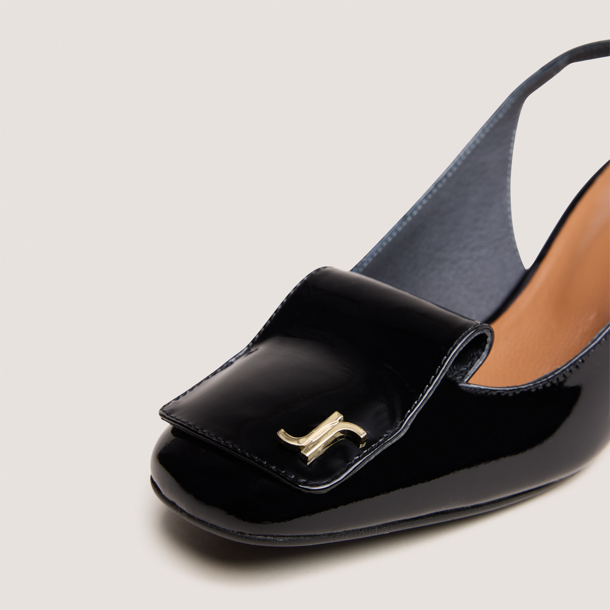 Escarpins slingbacks à monogrammes