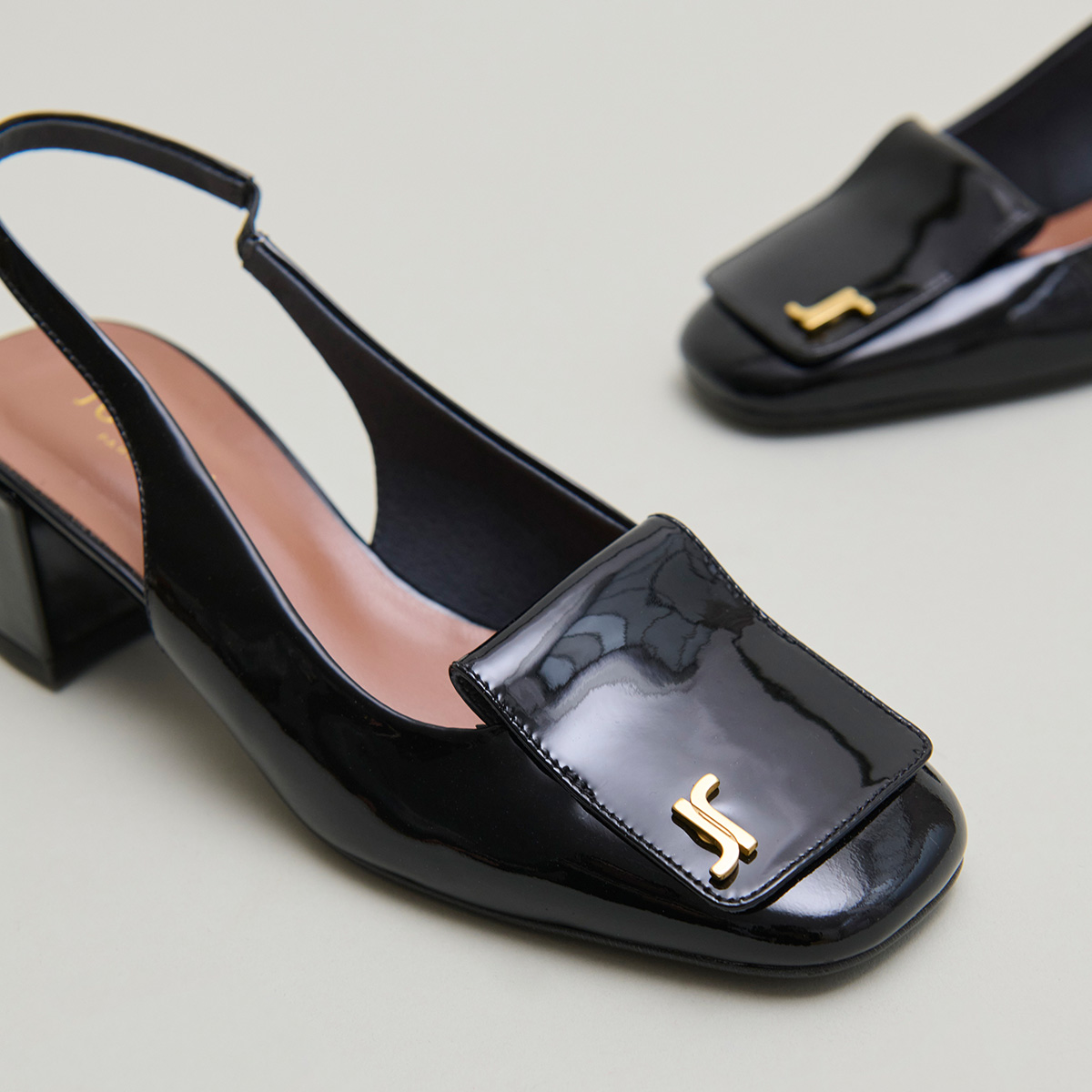 Escarpins slingbacks à monogrammes – Image 5