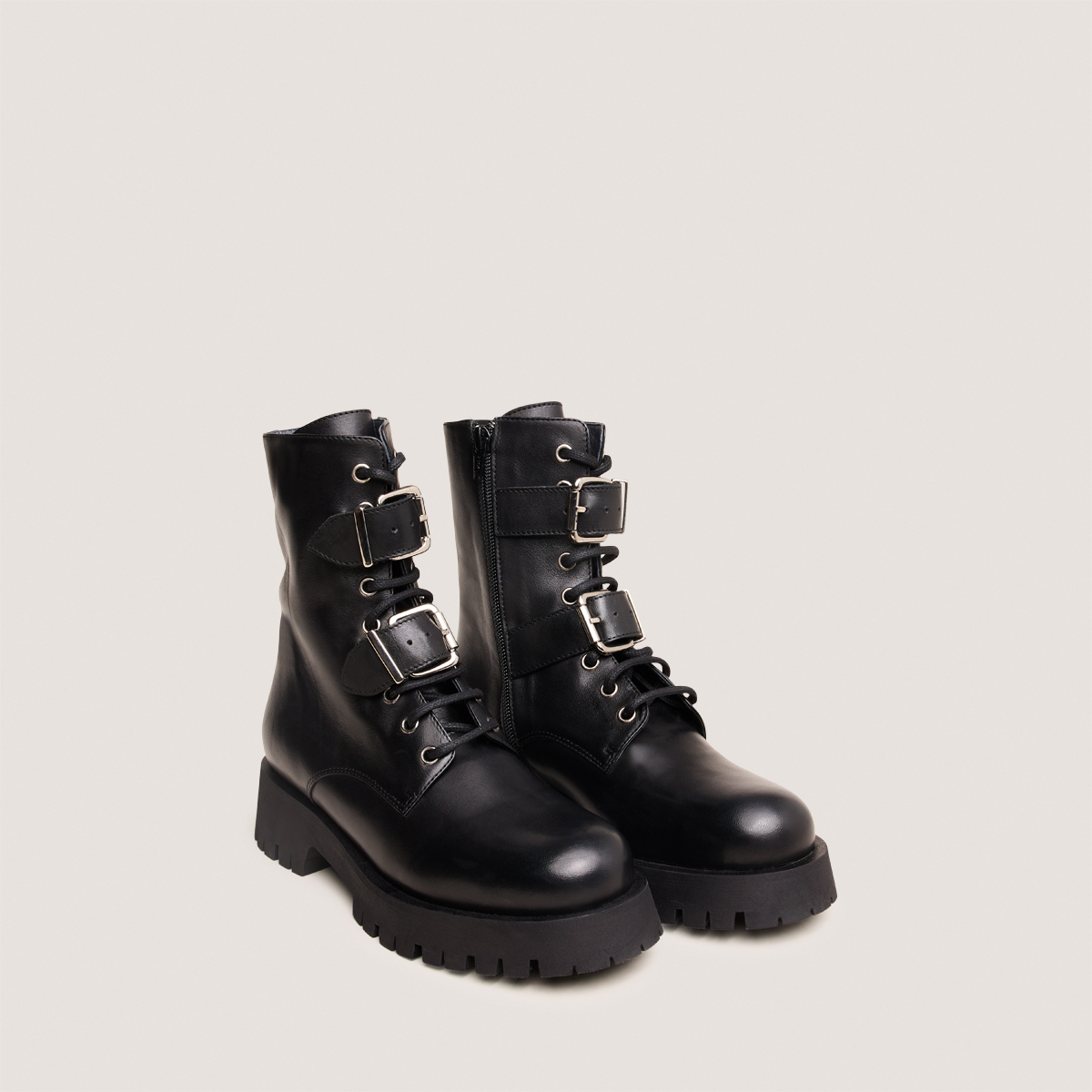 Boots à boucles métalliques